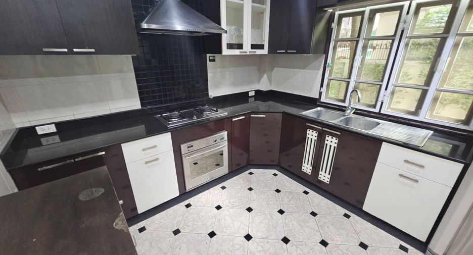 For rent 4 bedrooms house in Watthana, Bangkok