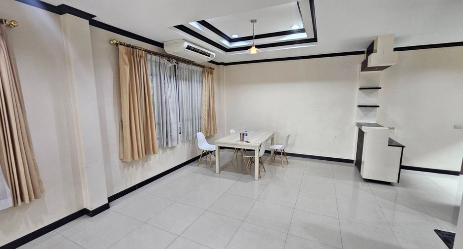 For rent 4 bedrooms house in Watthana, Bangkok