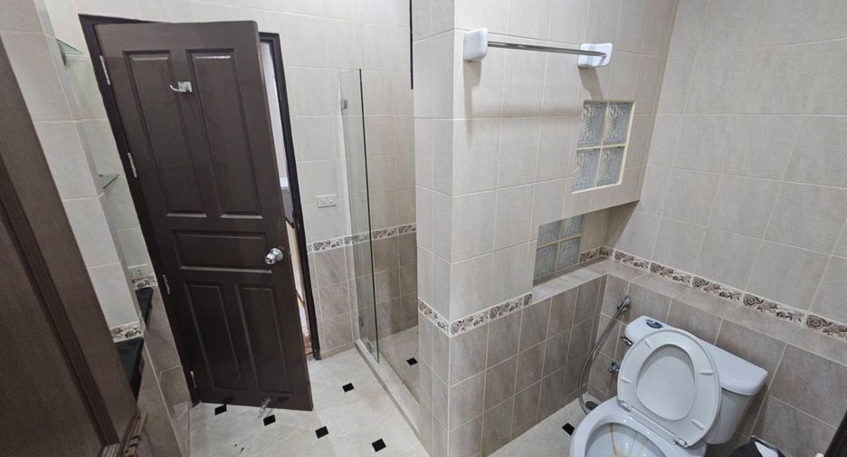 For rent 4 bedrooms house in Watthana, Bangkok