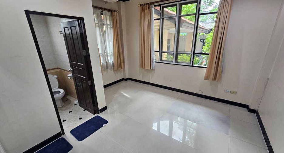 For rent 4 bedrooms house in Watthana, Bangkok