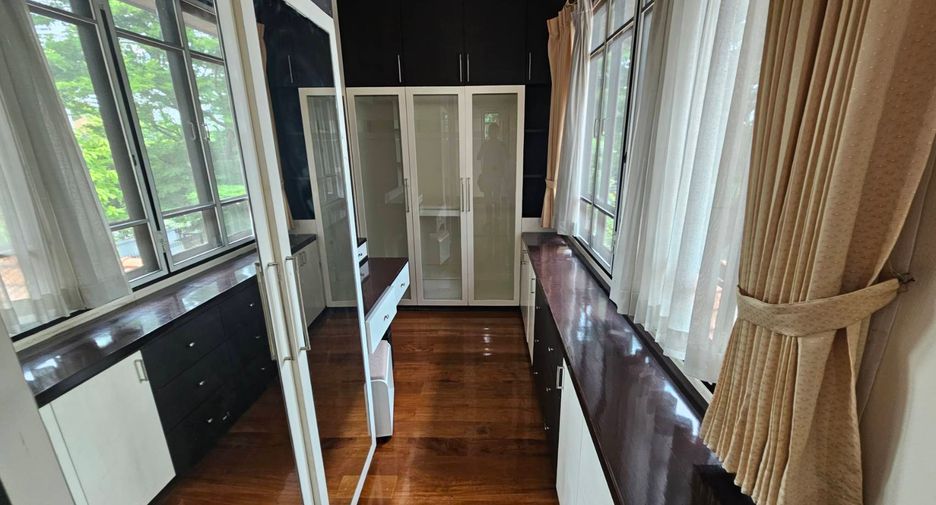 For rent 4 bedrooms house in Watthana, Bangkok