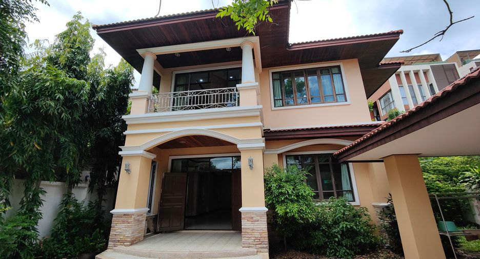 For rent 4 bedrooms house in Watthana, Bangkok