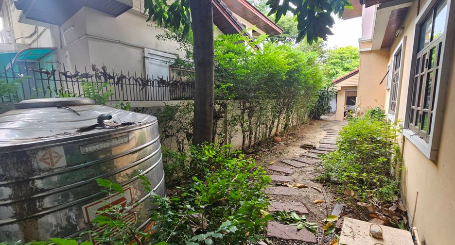 For rent 4 bedrooms house in Watthana, Bangkok