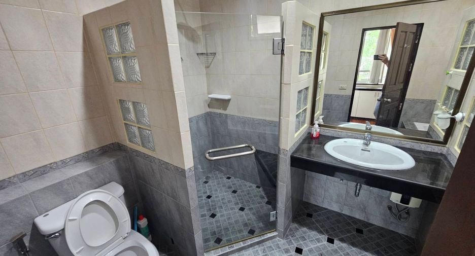 For rent 4 bedrooms house in Watthana, Bangkok