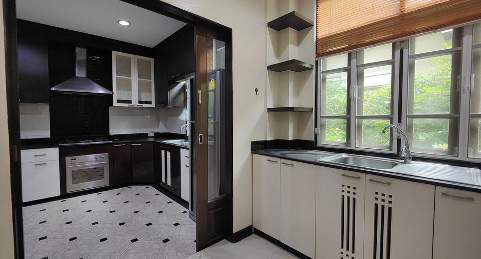 For rent 4 bedrooms house in Watthana, Bangkok