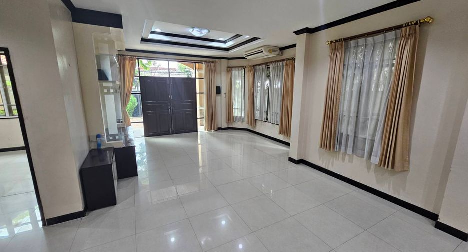 For rent 4 bedrooms house in Watthana, Bangkok