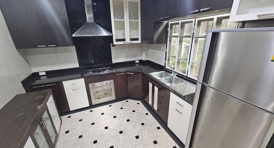 For rent 4 bedrooms house in Watthana, Bangkok