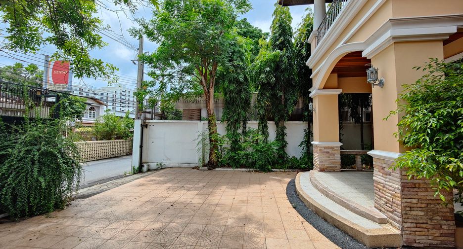 For rent 4 bedrooms house in Watthana, Bangkok