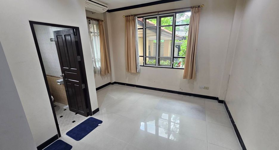 For rent 4 bedrooms house in Watthana, Bangkok
