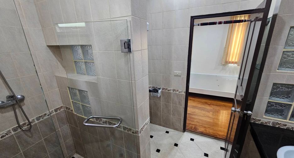 For rent 4 bedrooms house in Watthana, Bangkok