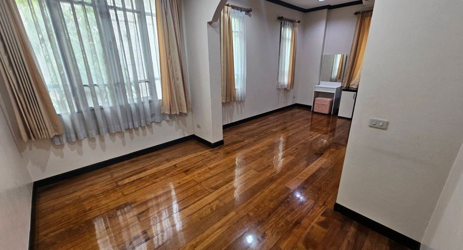 For rent 4 bedrooms house in Watthana, Bangkok