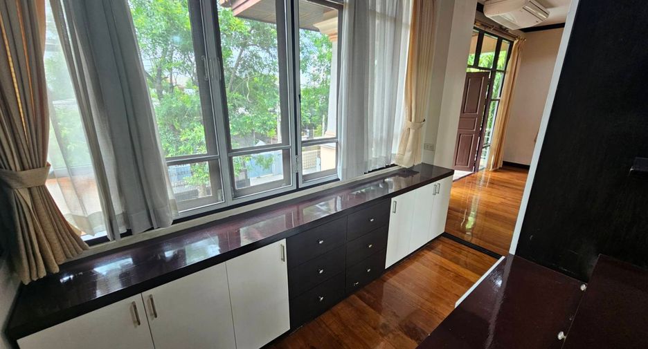 For rent 4 bedrooms house in Watthana, Bangkok