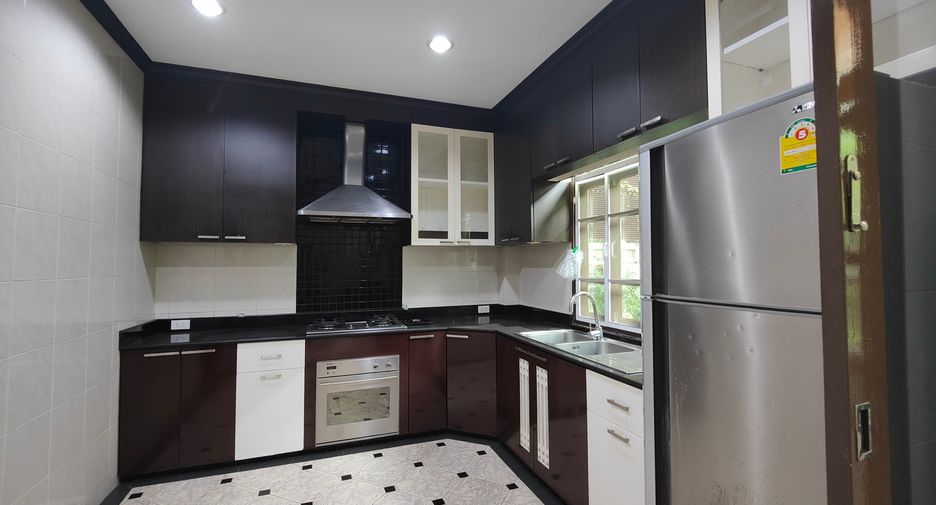 For rent 4 bedrooms house in Watthana, Bangkok