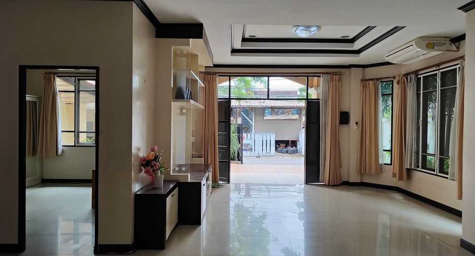 For rent 4 bedrooms house in Watthana, Bangkok