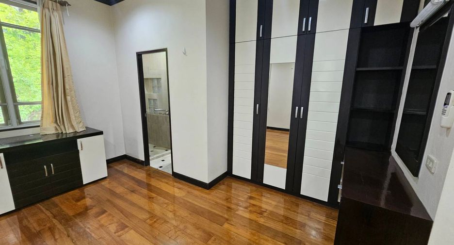 For rent 4 bedrooms house in Watthana, Bangkok