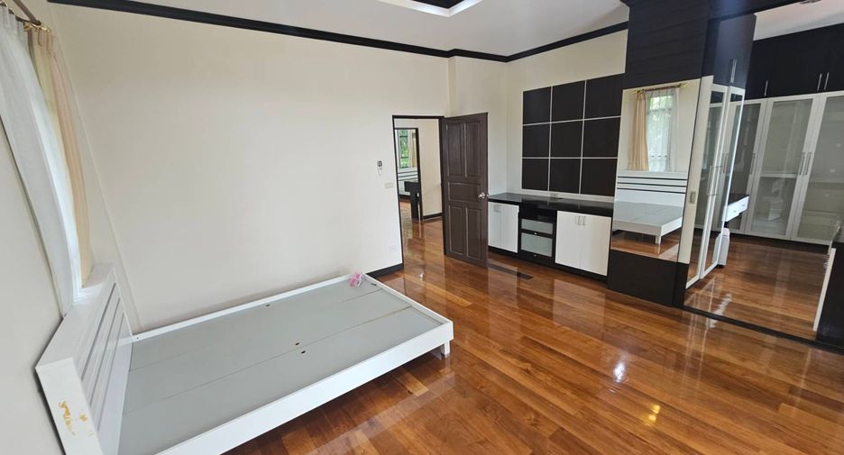 For rent 4 bedrooms house in Watthana, Bangkok