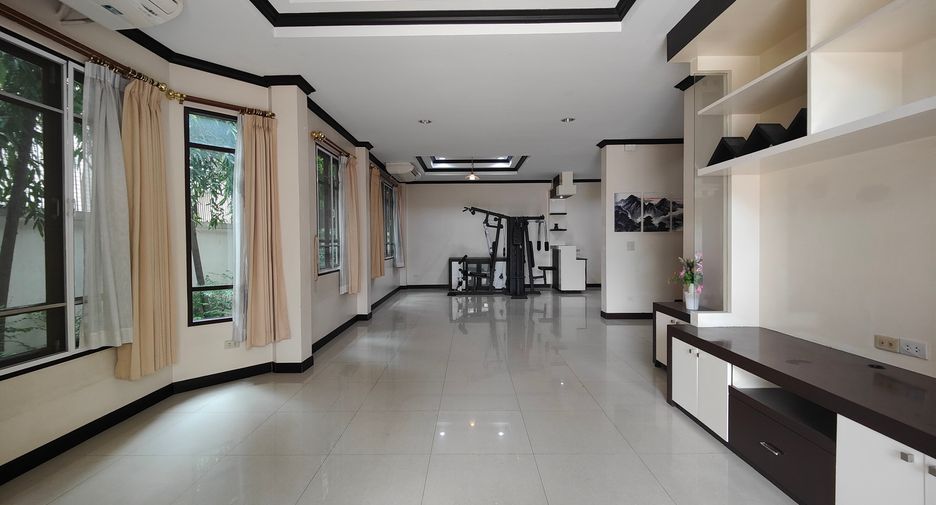 For rent 4 bedrooms house in Watthana, Bangkok