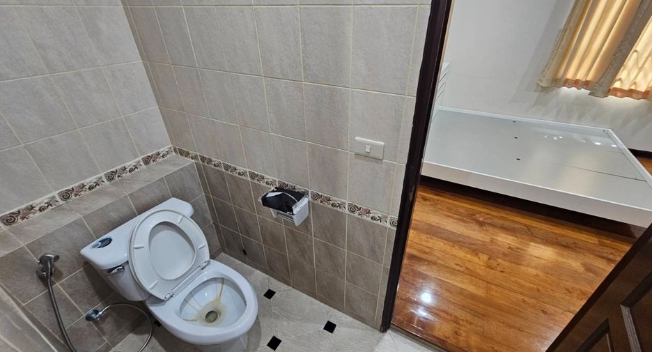 For rent 4 bedrooms house in Watthana, Bangkok