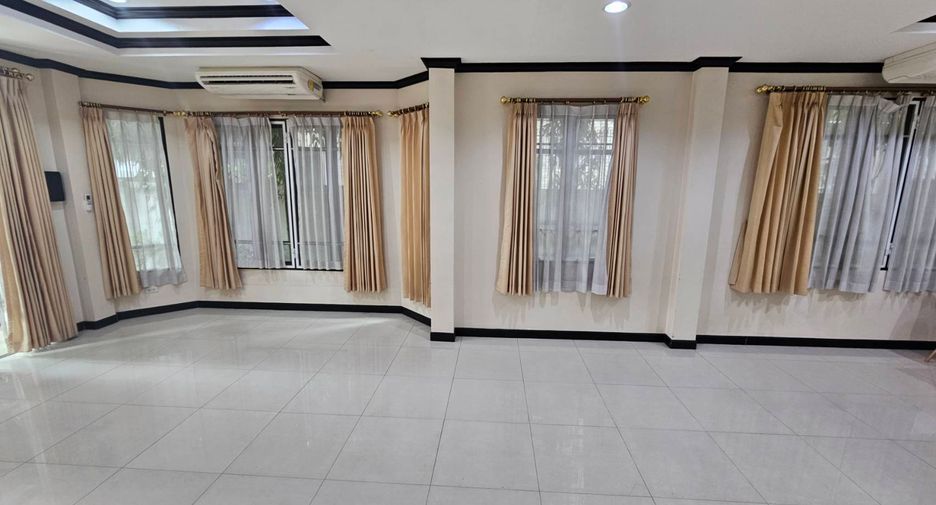 For rent 4 bedrooms house in Watthana, Bangkok