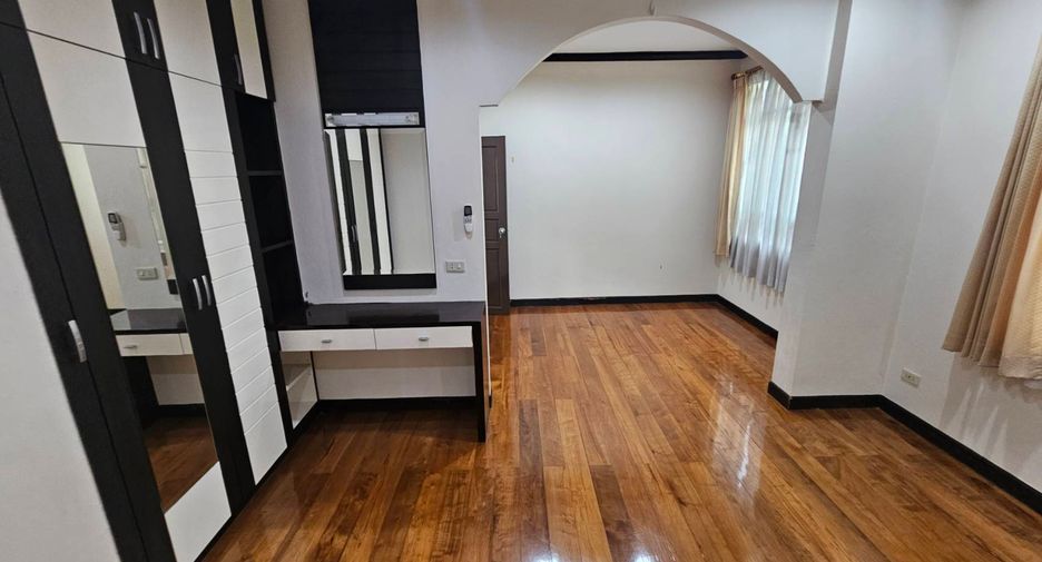 For rent 4 bedrooms house in Watthana, Bangkok