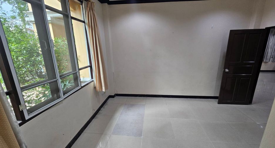 For rent 4 bedrooms house in Watthana, Bangkok
