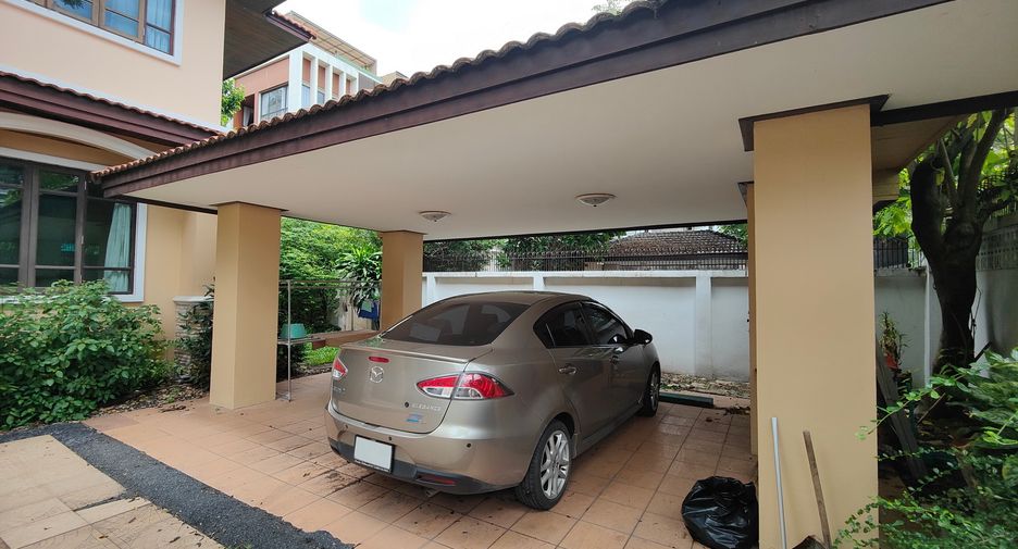 For rent 4 bedrooms house in Watthana, Bangkok