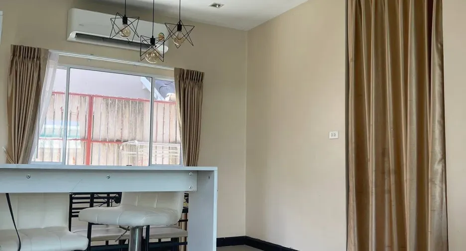 For rent 3 bedrooms townhouse in Khlong Sam Wa, Bangkok