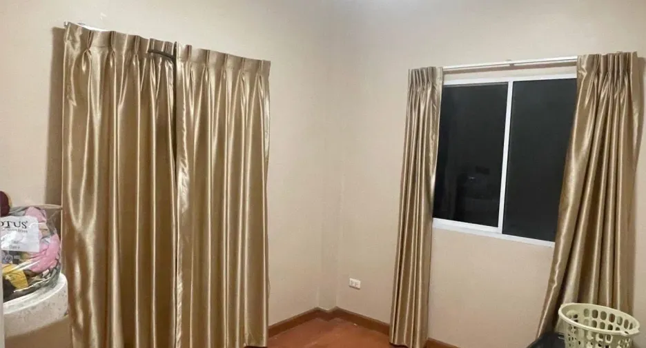 For rent 3 bedrooms townhouse in Khlong Sam Wa, Bangkok