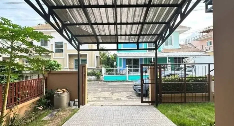 For rent 3 bedrooms townhouse in Khlong Sam Wa, Bangkok