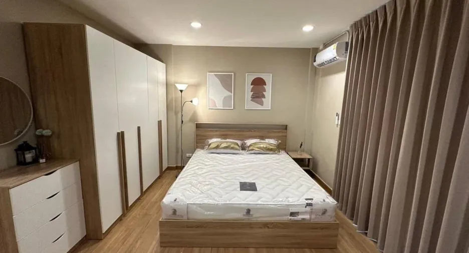 For rent 3 bedrooms townhouse in Chom Thong, Bangkok