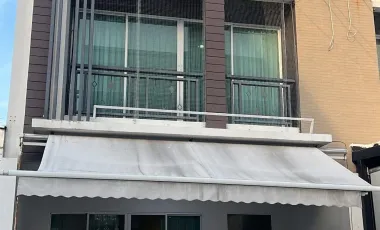 For rent 3 bedrooms townhouse in Lat Phrao, Bangkok