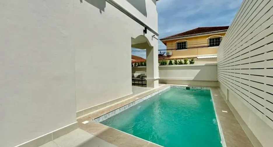 For sale 4 bedrooms villa in North Pattaya, Pattaya
