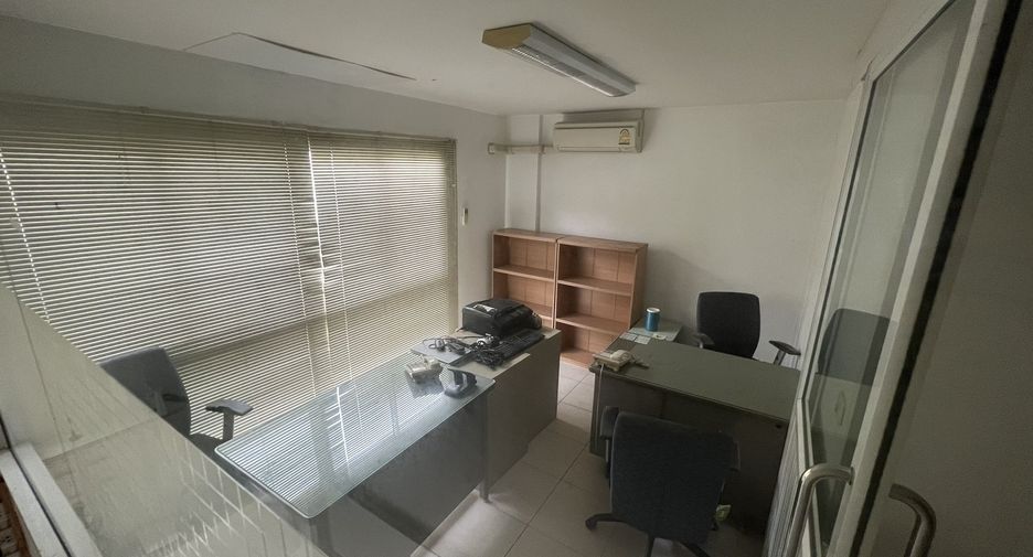 For rent 4 bedrooms retail Space in Khlong San, Bangkok