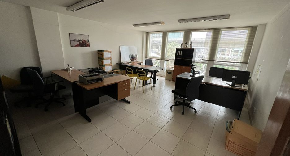For rent 4 bedrooms retail Space in Khlong San, Bangkok