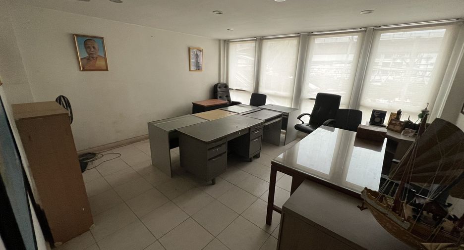 For rent 4 bedrooms retail Space in Khlong San, Bangkok
