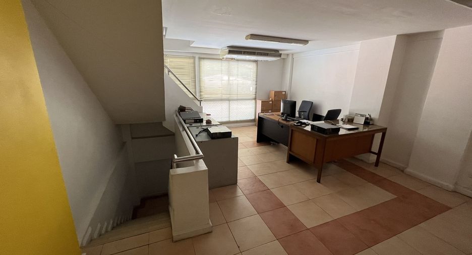 For rent 4 bedrooms retail Space in Khlong San, Bangkok