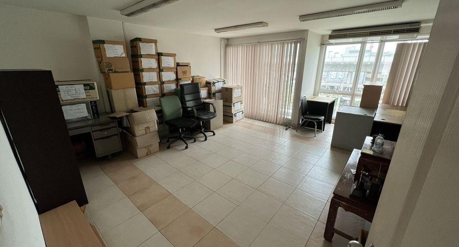 For rent 4 bedrooms retail Space in Khlong San, Bangkok