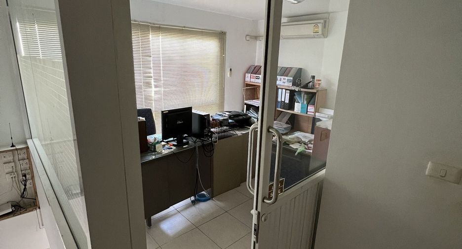 For rent 4 bedrooms retail Space in Khlong San, Bangkok