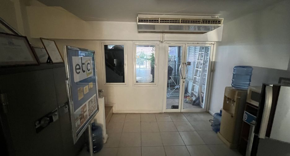 For rent 4 bedrooms retail Space in Khlong San, Bangkok