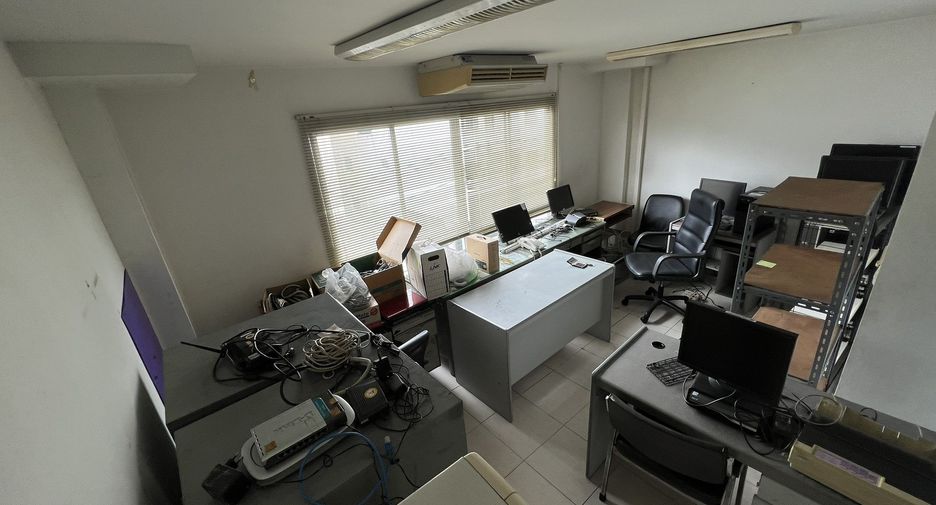 For rent 4 bedrooms retail Space in Khlong San, Bangkok