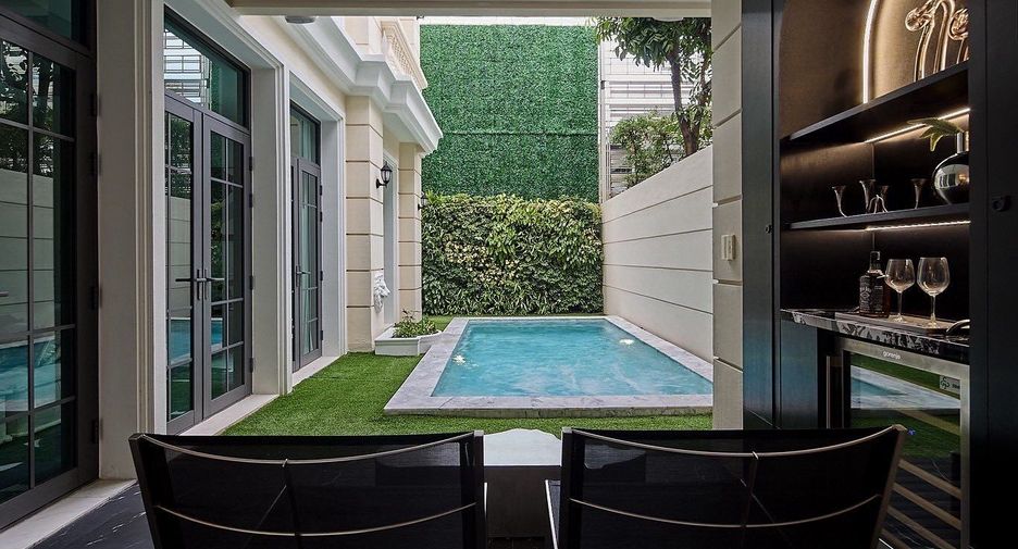 For sale 4 bedrooms house in Watthana, Bangkok