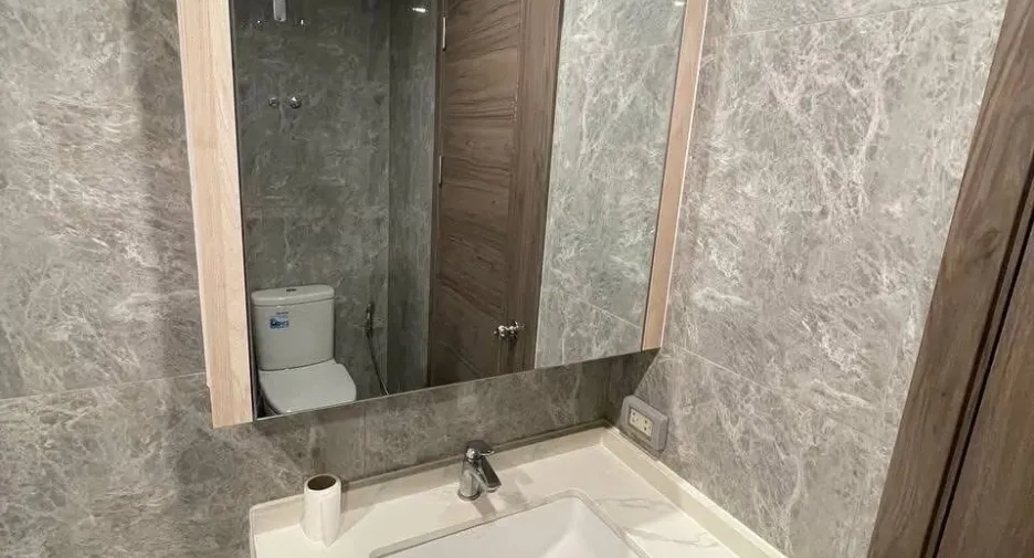 For rent 2 bedrooms condo in Huai Khwang, Bangkok