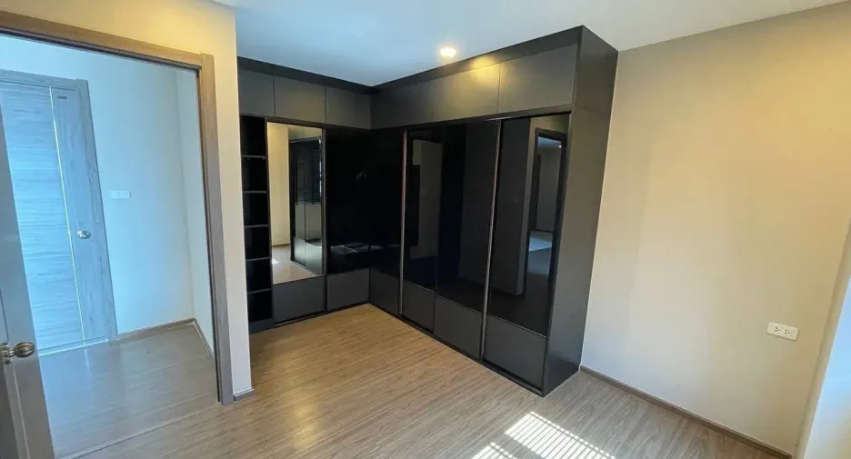 For rent 2 bedrooms condo in Huai Khwang, Bangkok