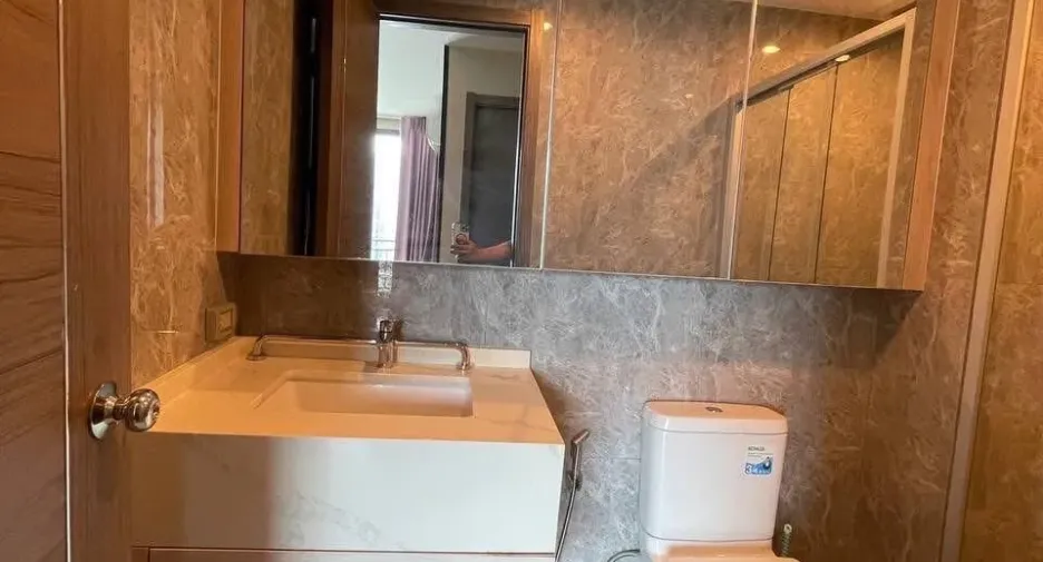For rent 2 bedrooms condo in Huai Khwang, Bangkok