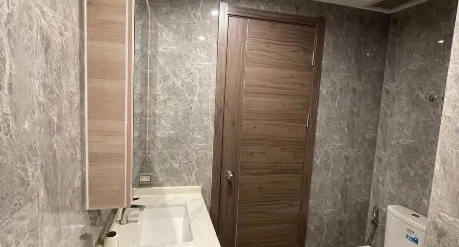 For rent 2 bedrooms condo in Huai Khwang, Bangkok
