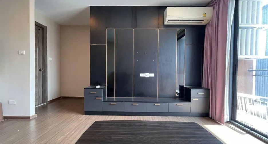 For rent 2 bedrooms condo in Huai Khwang, Bangkok