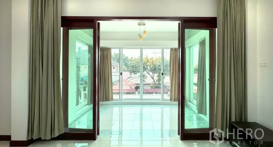 For rent 4 bedrooms house in Suan Luang, Bangkok