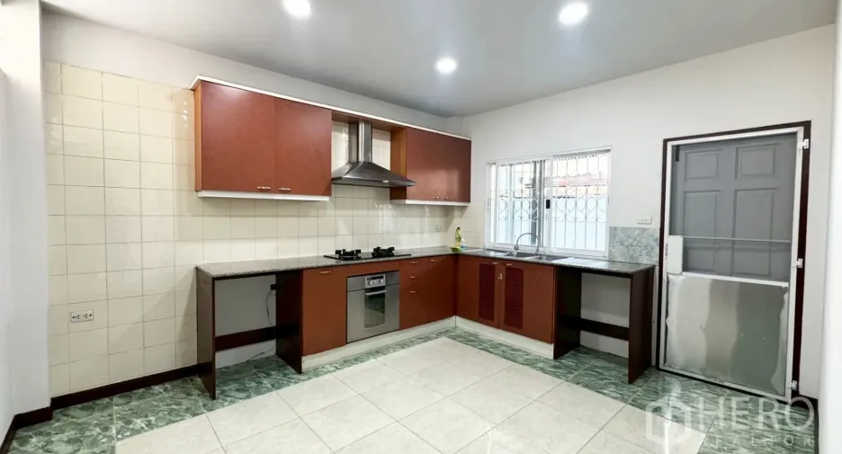 For rent 4 bedrooms house in Suan Luang, Bangkok