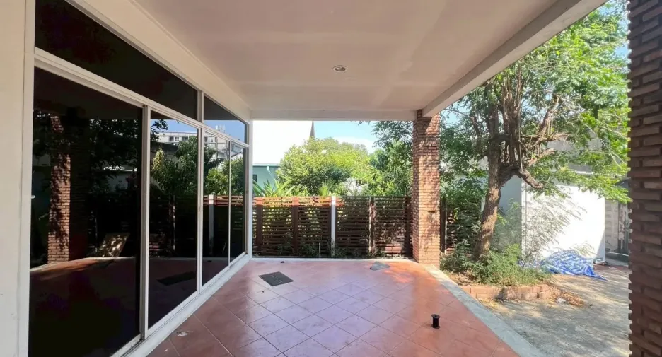 For rent 4 bedrooms retail Space in Watthana, Bangkok