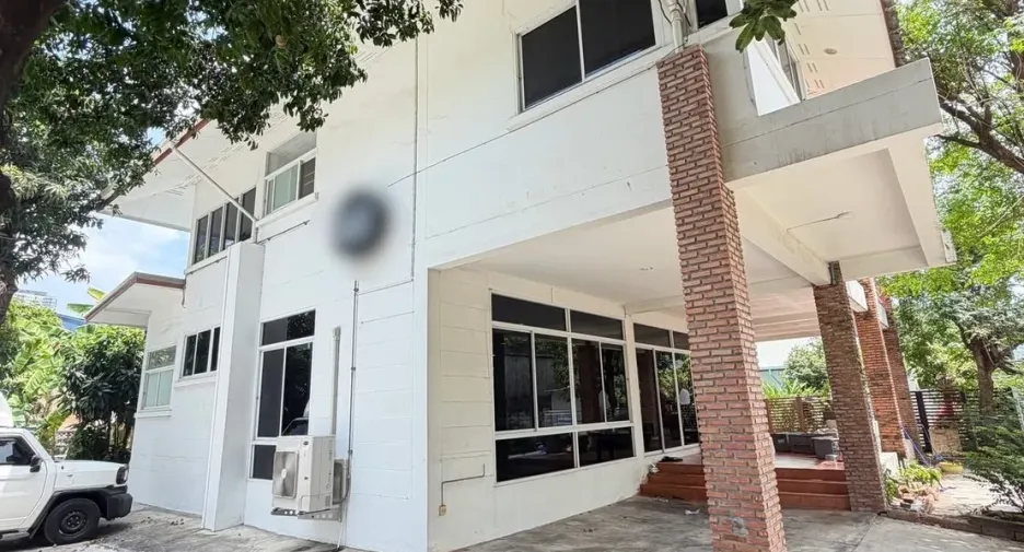 For rent 4 bedrooms retail Space in Watthana, Bangkok